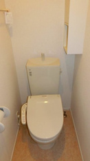 落ち着いた色調のトイレです