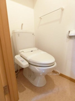 落ち着いた色調のトイレです