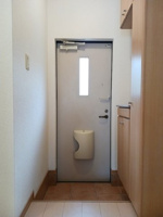収納もある玄関です