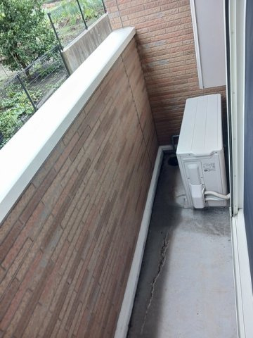 暖かな日差しのふりそそぐバルコニー