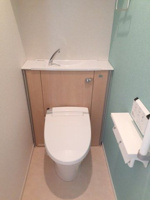 落ち着いた色調のトイレです