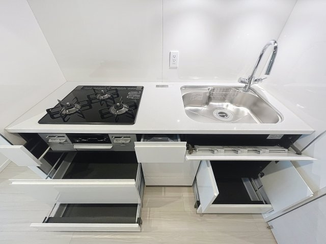 ＷＯＲＬＤ　ＴＯＷＥＲ　ＲＥＳＩＤＥＮＣＥのキッチン|システムキッチン（3口ガスコンロ・グリル付）