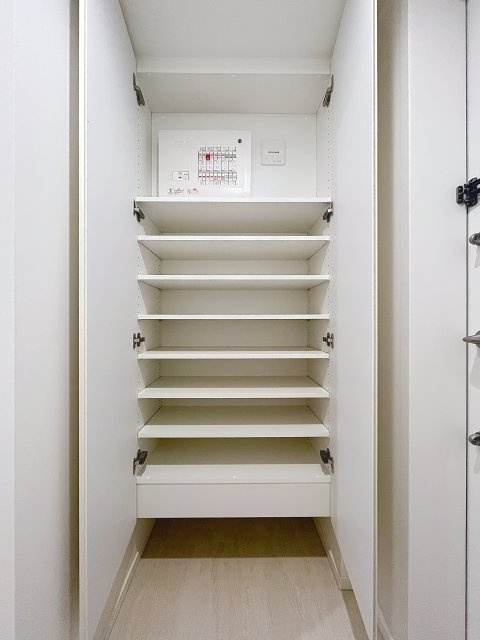 ＷＯＲＬＤ　ＴＯＷＥＲ　ＲＥＳＩＤＥＮＣＥの収納|靴入
