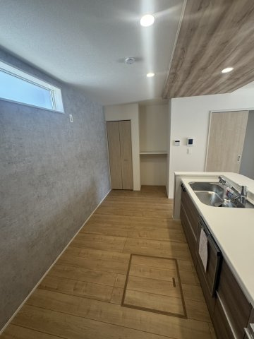 深谷市緑ケ丘　の収納|現地キッチン脇収納（2026年08月25日）撮影