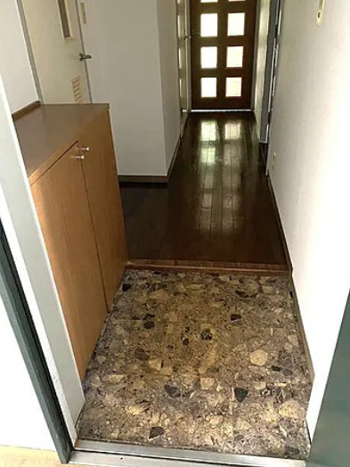 東京都八王子市　一棟マンションの玄関