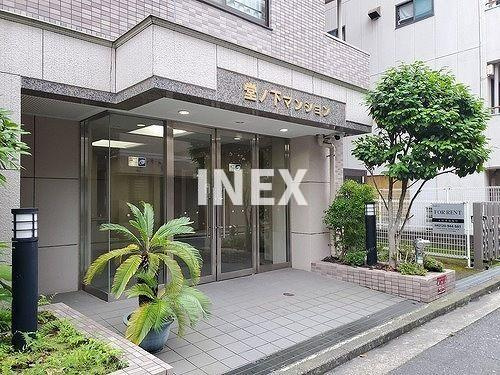 横浜市中区野毛町３丁目の賃貸マンションのエントランス
