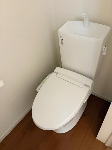 字大山崎小字鏡田のトイレ|1階と2階の2ヶ所に配置しており、来客時や朝の身支度時にも同時に使えて嬉しい♪（R8.8撮影）