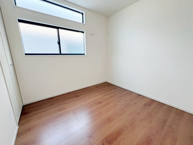 字大山崎小字鏡田の洋室|2階は全部で4部屋ございます。お子様の一人部屋やリモートワーク用のお部屋をつくったりなど…ライフスタイルに合わせてお使いいただけます♪（R8.8撮影）