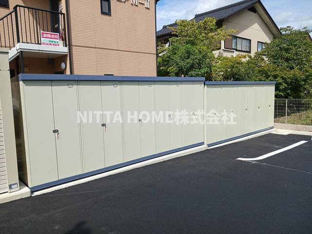 サクラーレのエントランス|冬用タイヤの収納にも便利です☆