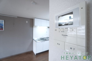 【設備】 | モニター付きドアホンで安心確認（同仕様写真）