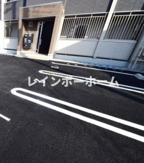アンラージュの駐車場