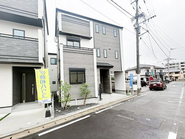 春日市春日原東町４丁目の新築一戸建の前面道路含む現地写真