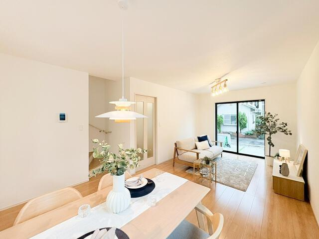 福岡市南区老司３丁目の新築一戸建の居間・リビング|【施工例】飯田産業の家は対面…