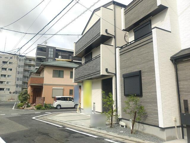 春日市春日原東町４丁目の新築一戸建の前面道路含む現地写真