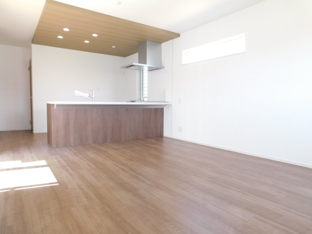 北名古屋市鍜治ケ一色村内西の新築一戸建の居間・リビング|◇リビング◇　　南面で明るいリビング１８．５帖　折下天井のオシャレな対面キッチン♪