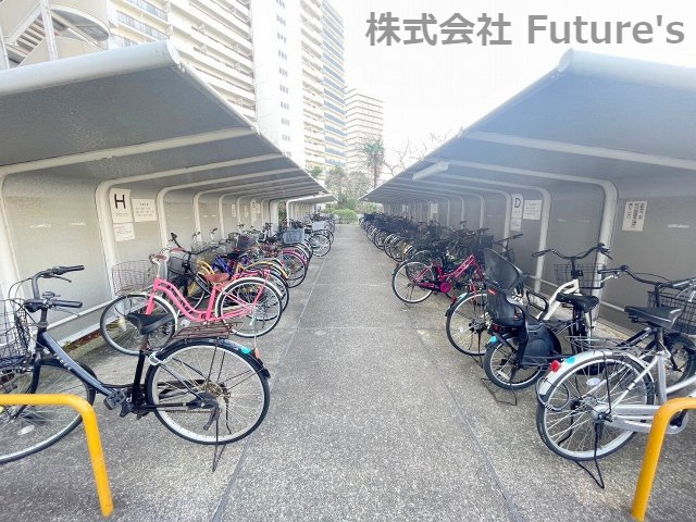 パークフィールドみさと　3街区1号館の駐輪場|屋根付きの駐輪場（要空き・料金確認）