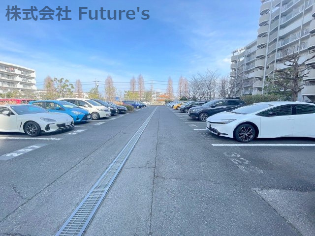 パークフィールドみさと　3街区1号館の駐輪場|敷地内駐車場あり（要空き・料金確認）