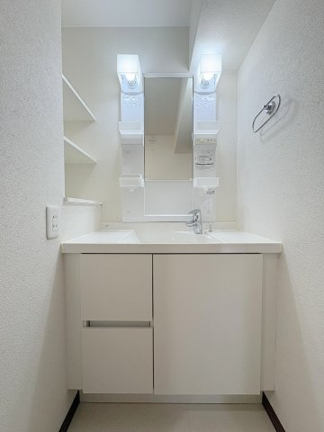 パークフィールドみさと　3街区1号館の独立洗面台|シャワードレッサー付きでお掃除もラクラク