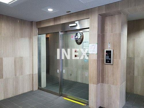 横浜市中区野毛町３丁目の賃貸マンションのエントランス