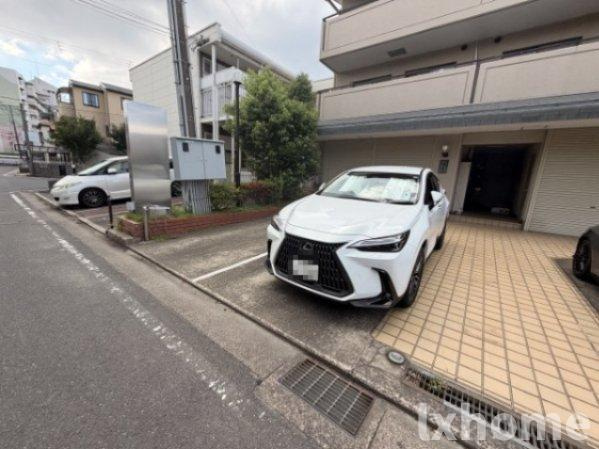 ウェリッジマンションの駐車場