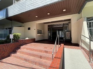 日商岩井中津マンションのエントランス