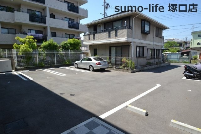 リレント武庫之荘の駐車場