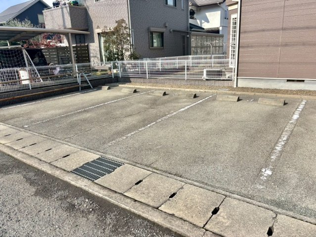 ル・クプル　プラースⅡの駐車場