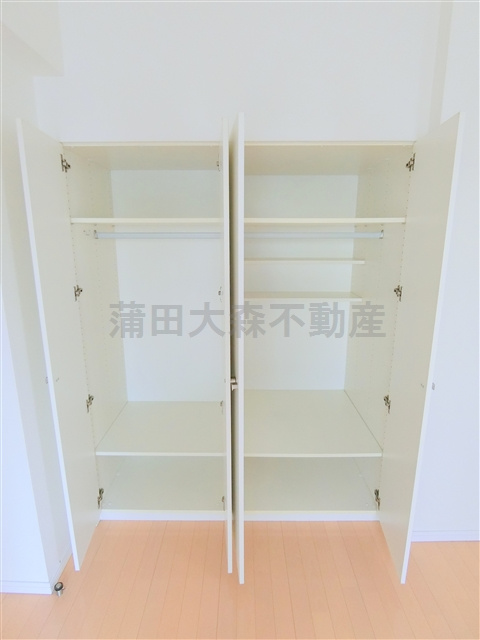 プラウドフラット蒲田Ⅱの収納|収納　4枚扉のクローゼット