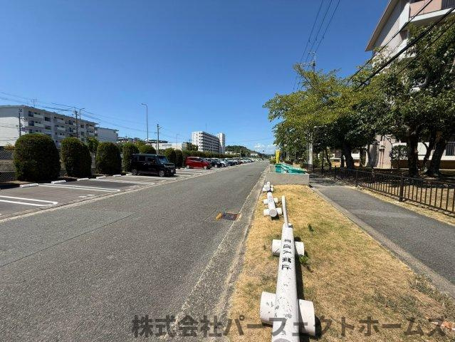 釈尊寺第一住宅1号棟の駐車場|駐車場があるので、車を買う予定の方も安心です
