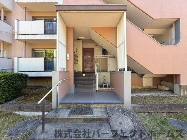 釈尊寺第一住宅1号棟のエントランス|ゆとりのあるエントランスです