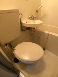 浴室内にトイレがあります☆
