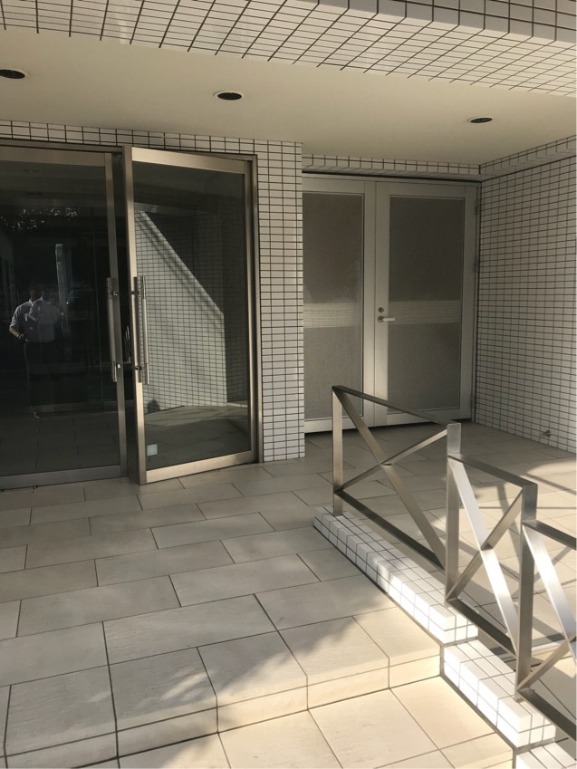 川崎市多摩区登戸新町の賃貸マンションのエントランス