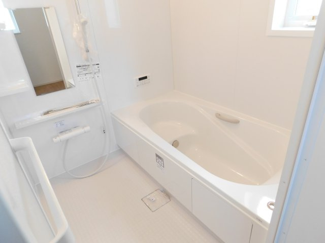 北名古屋市鍜治ケ一色村内西の新築一戸建の浴室|◇浴室◇　　広い１坪サイズ（LIXIL）・浴室暖房乾燥機・追い焚き機能付・断熱浴槽・エコベンチ浴槽・キレイサーモフロア・オートバス・バリアフリー・浴室窓あり