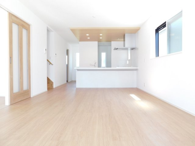北名古屋市鍜治ケ一色村内西の新築一戸建の居間・リビング|◇リビング◇　　南面で広くて明るいリビング２１．０帖　キッチン奥に大型パントリー完備！