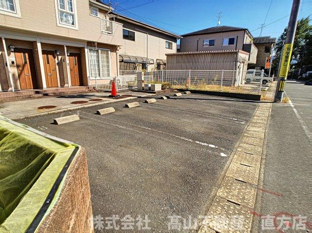 直方市大字山部のアパートの駐車場