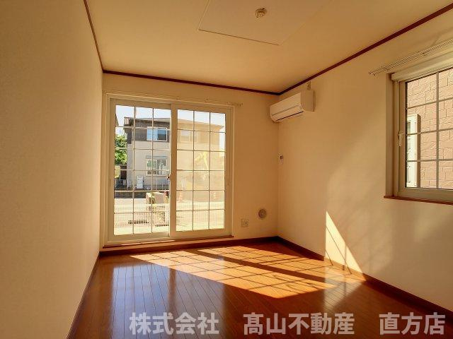 直方市大字山部のアパートの洋室