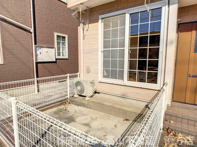 直方市大字山部のアパートの庭