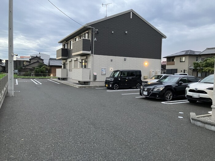 REVE　Aの駐車場
