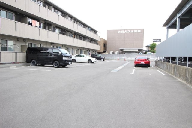 サンヒルズ伏石の駐車場|駐車場