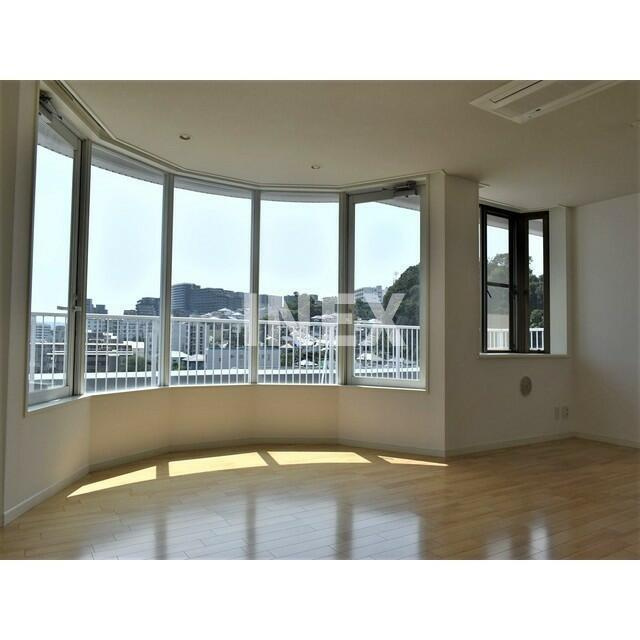 横浜市磯子区磯子２丁目の賃貸マンションの居間・リビング