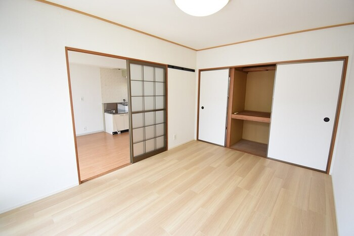 屋島ハイツ Ｂ棟の洋室|洋室（南）６帖～ＤＫ６帖