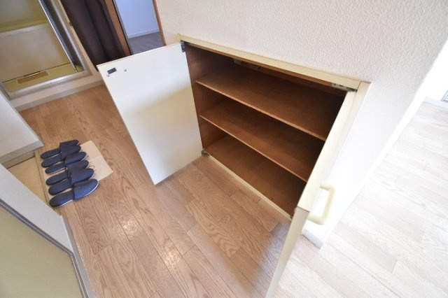 ファミールえんざ A棟の玄関|玄関前収納