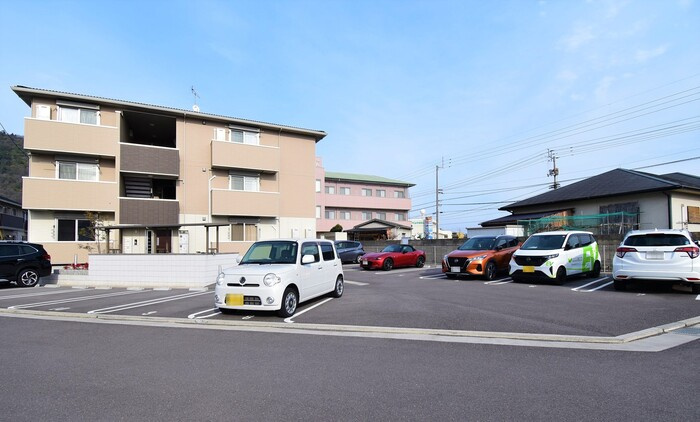 ユニヴェールⅡ B棟の駐車場|駐車場