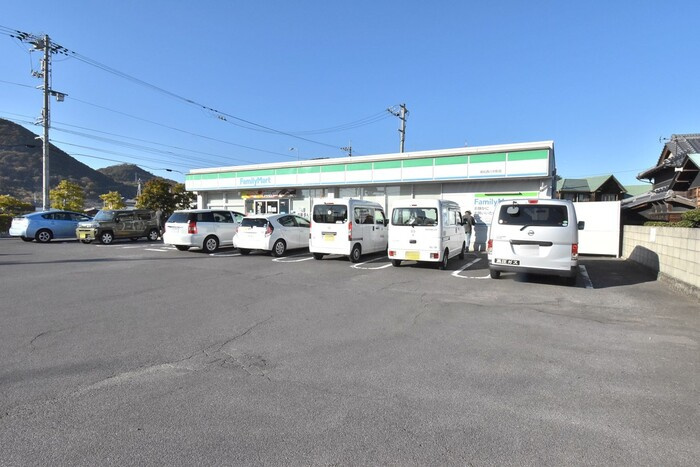 ユニヴェールⅡ B棟|ファミリーマート高松西ハゼ町店