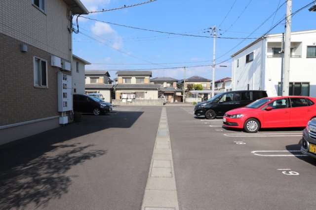 リーバス・E・イノセント B棟の駐車場|駐車場