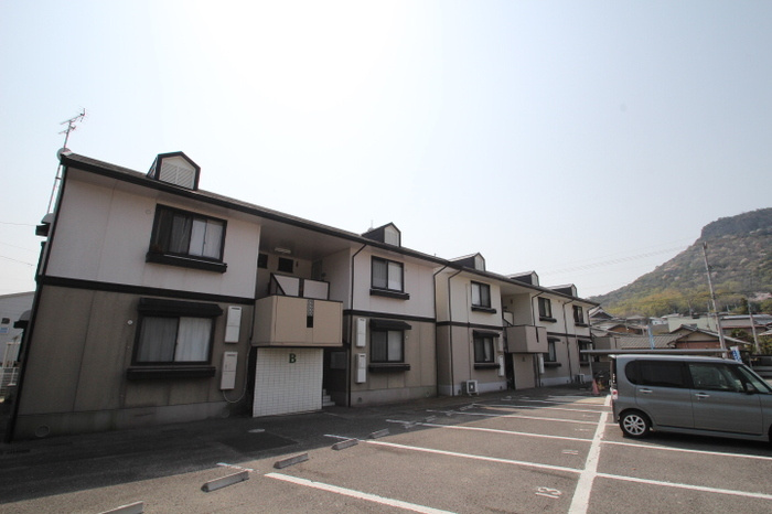 ドミール屋島 B棟の駐車場|駐車場