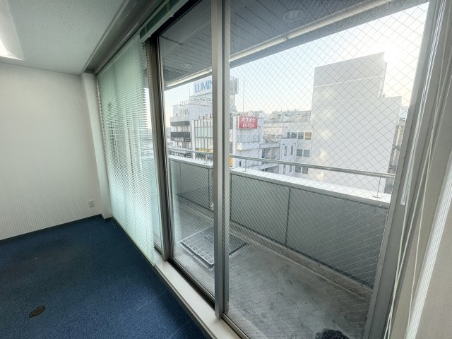 大宮あづまビルのバルコニー