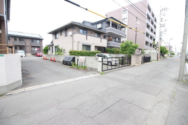 クリエ ガーデン|入口・前面道路