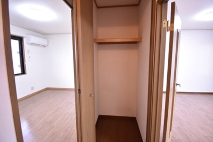 グランドール寺岡|廊下物入