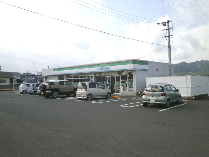 グリーンガーデン G棟|ファミリーマート高松円座町店(883m)